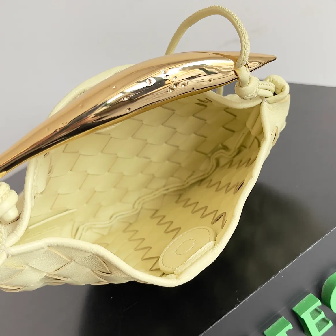 Batch of 1260 BV Mini Sardine is coming‼ ️Super high-end, stainless steel hardware + 24k real gold plating process, fish scales (concave and convex positions) are the finishing touch, the sardine bag that can be carried cross-body is completely beautiful to the heart. The metal element handle and the weaving are perfectly combined to completely integrate the artistic sense and elegance and fashion. It is really like a work of art🏺The large size is elegant, the small size is exquisite and cute, a must-have item for fashionistas, and the details are perfectly reproduced. Style number: 744267 Size 20*12*2.5